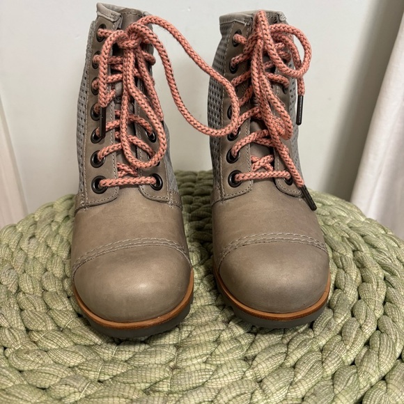 Sorel 1964 Premium Dove Gray Perforated Leather Hidden Wedge Lace Up Boots NWOB - Picture 5 of 9